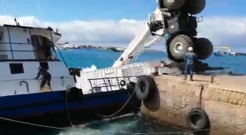 Ecuador declara emergencia en Galápagos por derrame de combustible al hundirse barcaza