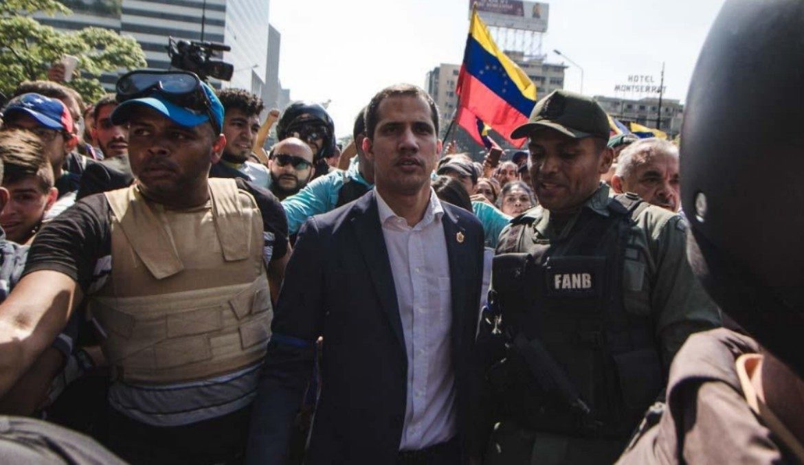 Guaidó llama a mantener protestas el miércoles tras alzamiento contra Maduro