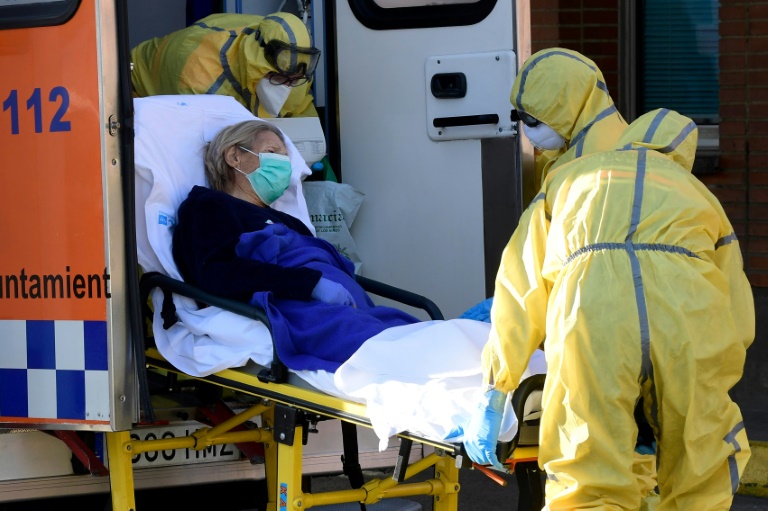 Asediado por el virus, un hospital español resiste entre lágrimas