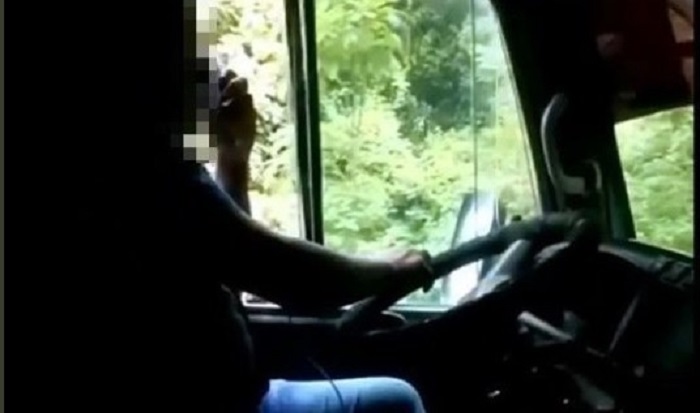 Conductor de chivita es sancionado por usar celular cuando manejaba