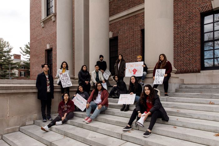 Indignación en Harvard después de que le negaron la titularidad a una profesora latina