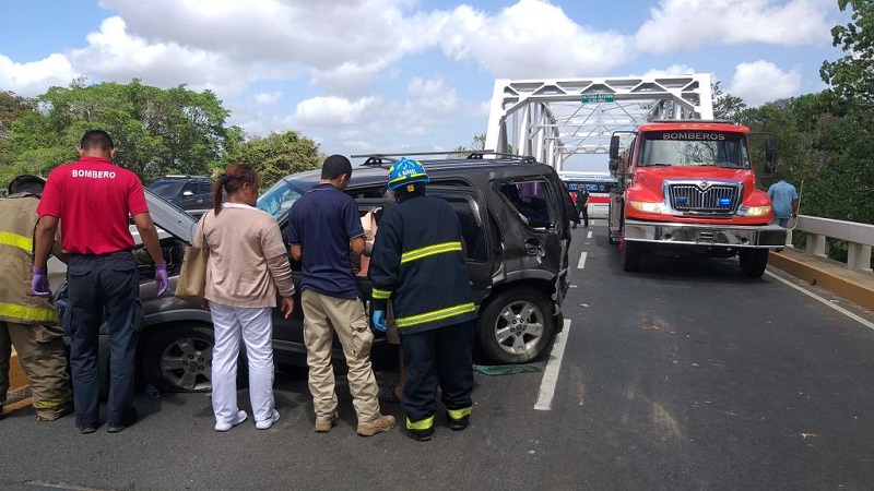 Dos heridos tras colisión en el puente sobre el Río Grande en Penonomé