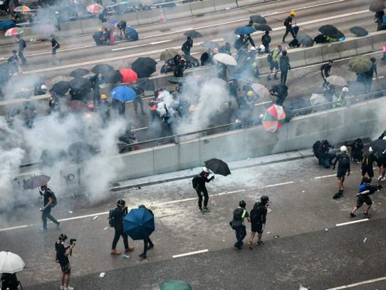 Miles de hongkoneses salen a la calle pese a prohibición de manifestar