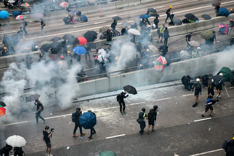 Miles de hongkoneses salen a la calle pese a prohibición de manifestar