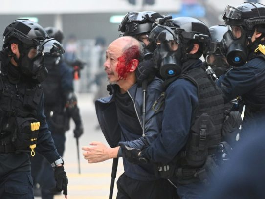 Policías golpeados en Hong Kong tras manifestación prodemocracia