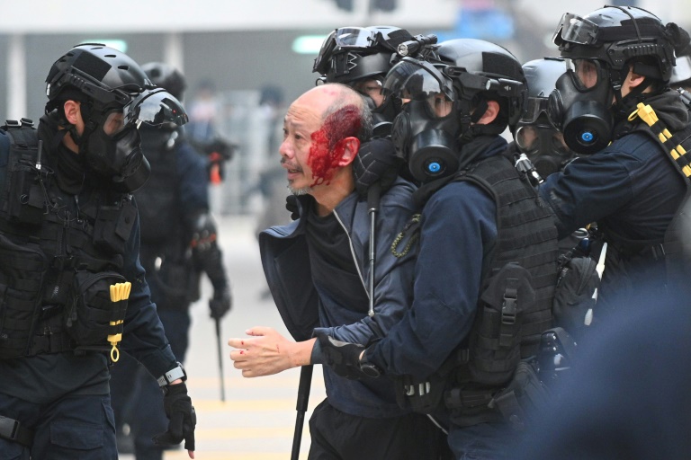 Policías golpeados en Hong Kong tras manifestación prodemocracia