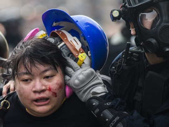 Manifestantes atrincherados en campus de Hong Kong, la policía amenaza con "balas reales"
