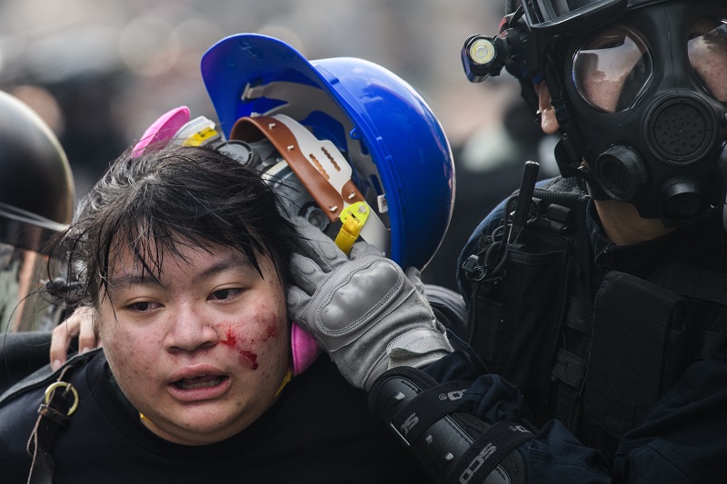 Manifestantes atrincherados en campus de Hong Kong, la policía amenaza con "balas reales"