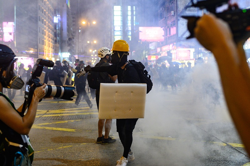 Policía de Hong Kong lanza gas contra manifestantes en protestas multitudinarias