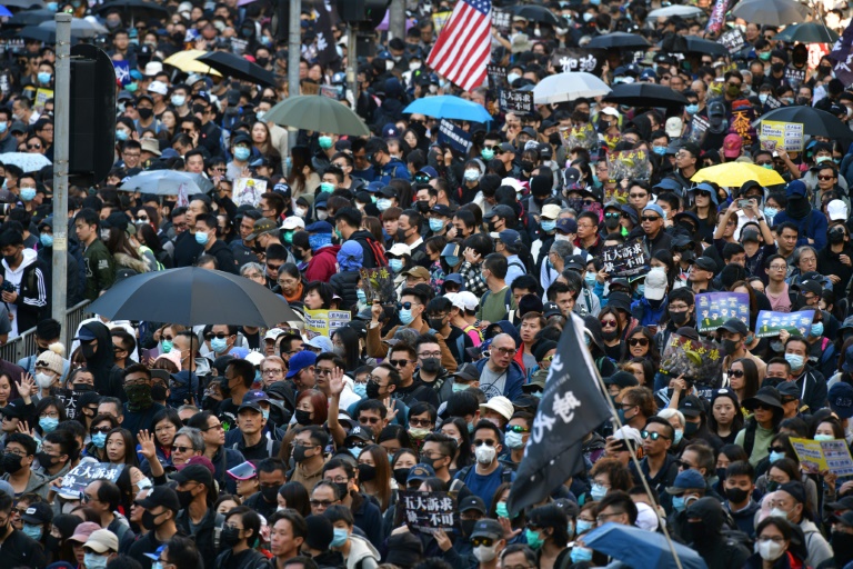 Una multitud en las calles de Hong Kong por seis meses de protestas