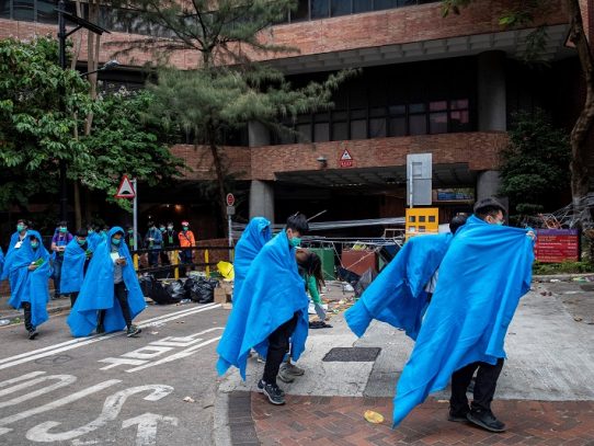 Manifestantes siguen atrincherados en Universidad Politécnica de Hong Kong