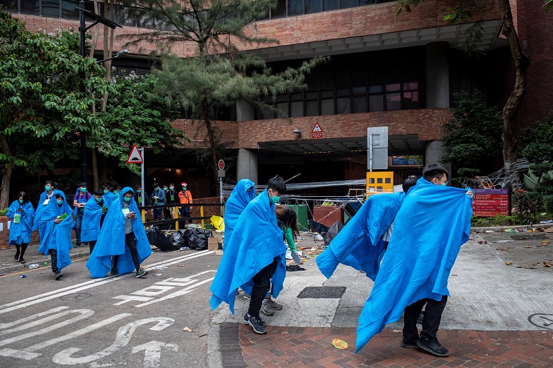 Manifestantes siguen atrincherados en Universidad Politécnica de Hong Kong