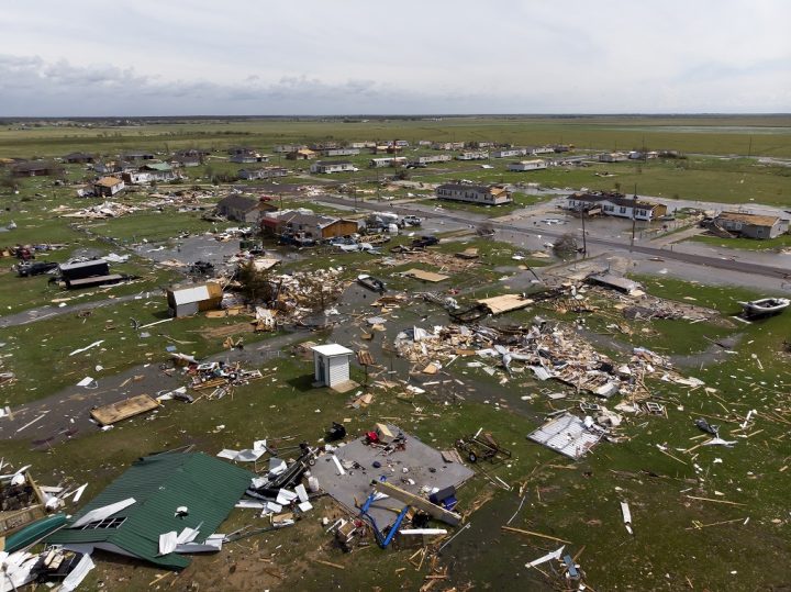 El huracán Laura deja un muerto, destrozos e inundaciones en Luisiana antes de debilitarse