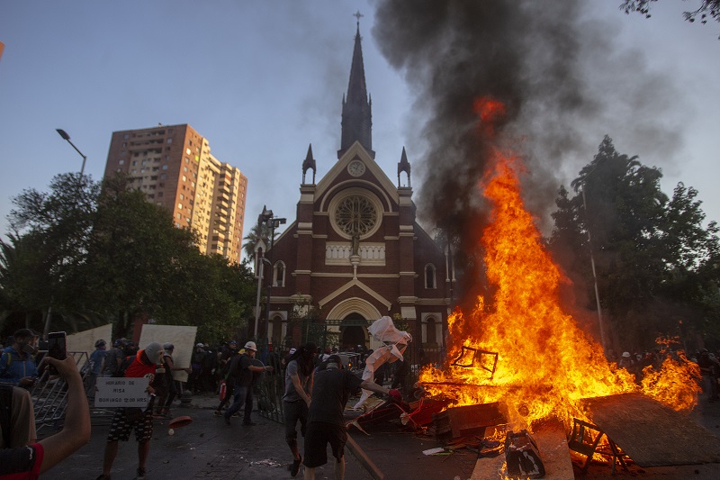 Incendio en iglesia de la policía en primera protestas del año en Chile