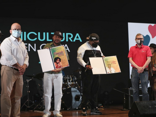MiCultura hace un reconocimiento a la carrera musical de Renato y Apache Ness