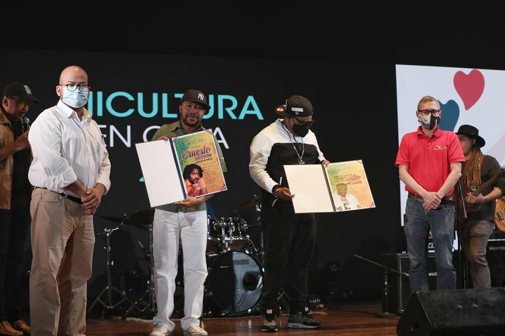 MiCultura hace un reconocimiento a la carrera musical de Renato y Apache Ness