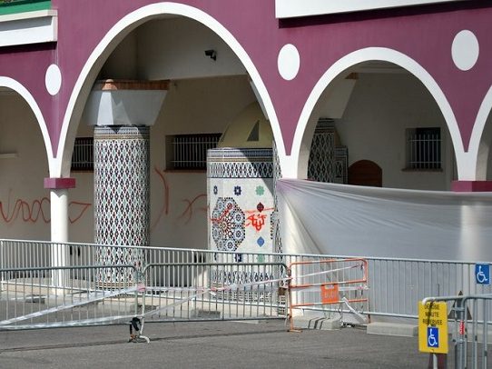 Pintan una cruz gamada en una mezquita de Francia