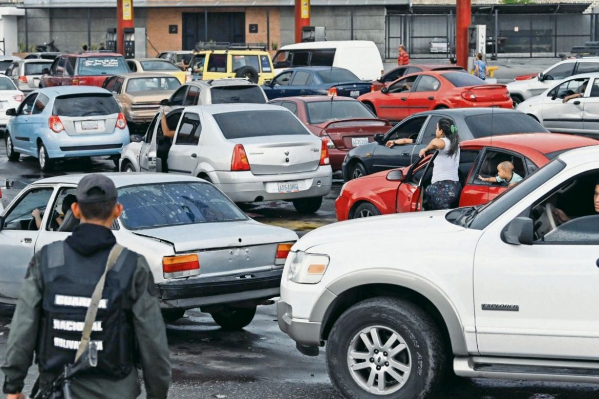 Gobierno venezolano garantiza suministro de gasolina en medio de escasez