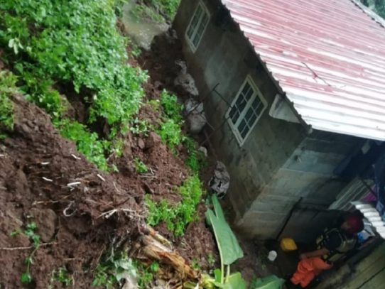Atienden deslizamiento y daños en casas de Tinajitas y Santa Marta