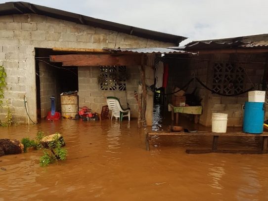 Inspeccionan tres viviendas anegadas por desborde de río Vidal en Las Palmas