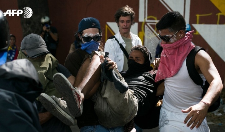 Una joven muere en violentos disturbios en nueva jornada de protestas en Caracas