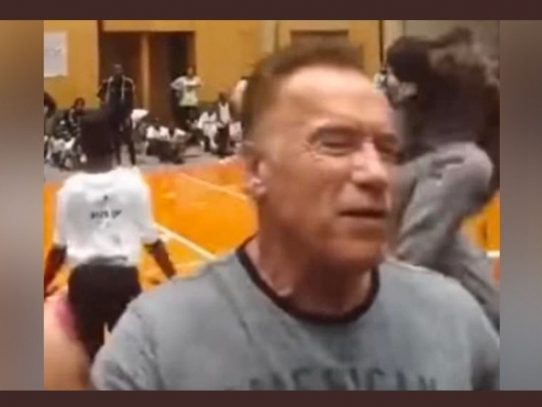 Schwarzenegger, pateado en la espalda durante un evento en Sudáfrica