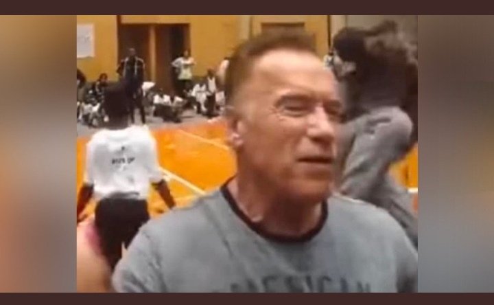 Schwarzenegger, pateado en la espalda durante un evento en Sudáfrica