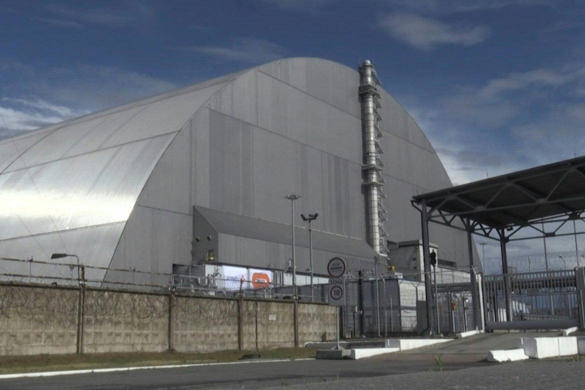 Ucrania inaugura una cúpula gigante que cubre el reactor accidentado de Chernóbil