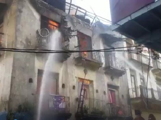 Incendio en Plaza Amador, Bomberos luchan con las llamas