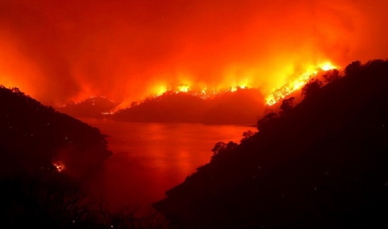 Más de 240.000 personas desplazadas por incendios en California; llegan refuerzos