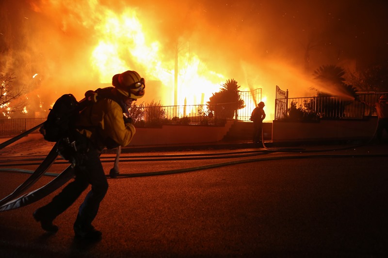 Bomberos continúan combatiendo incendios en el sur de California