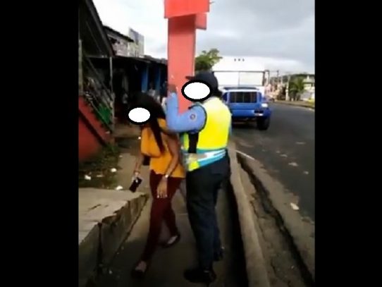 ATTT investiga video de agresión entre una inspectora y una mujer