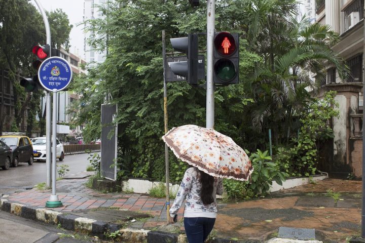 Bombay colocó siluetas femeninas en las señales de tránsito. A algunas mujeres no les impresiona.