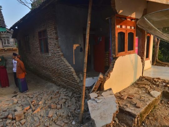 Cuatro muertos y varios heridos tras un fuerte terremoto en Indonesia