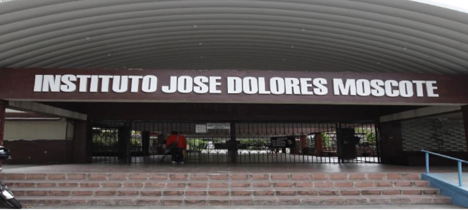 Docentes del José Dolores Moscote en paro por ola de robos