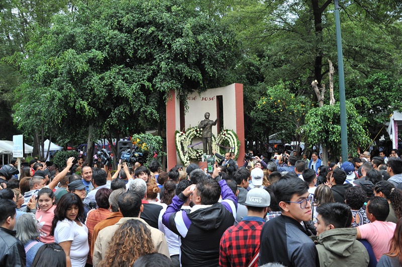 México llora y canta tras muerte de su ídolo musical José José