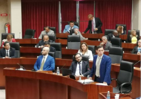 Juan Diego Vásquez presenta propuesta para reformar reglamento de la Asamblea