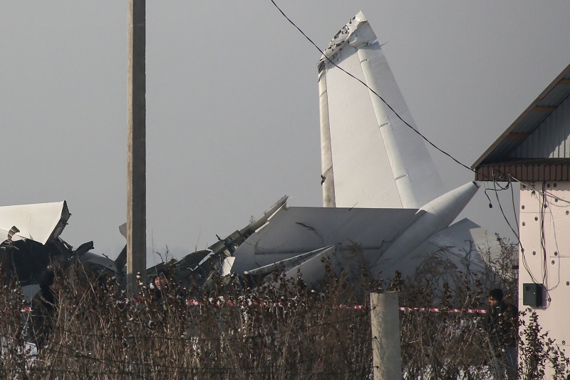 Un avión se estrella en Kazajistán y deja 12 muertos