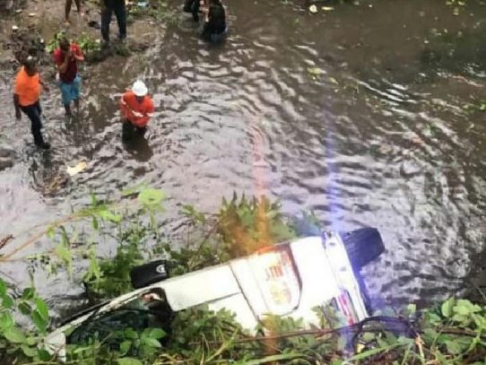 Cadena humana tras accidente que dejó 6 muertos en Panamá Norte