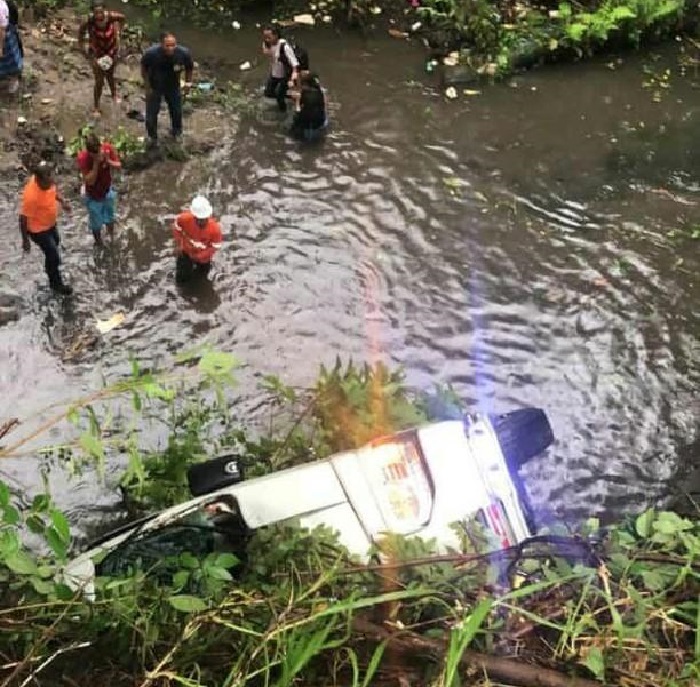 Cadena humana tras accidente que dejó 6 muertos en Panamá Norte