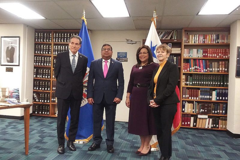 Panamá dona libros a la OEA