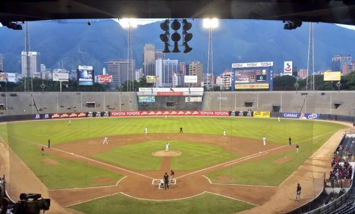 El béisbol, pasatiempo nacional de Venezuela, recorta calendario ante la crisis