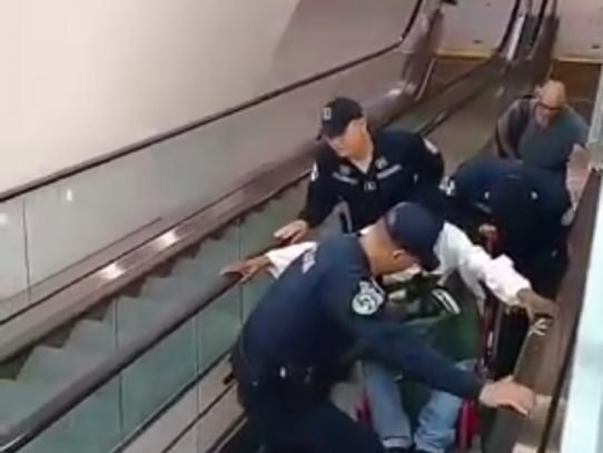 Usuario en silla de ruedas tuvo que subir a estación del Metro ayudado por policías