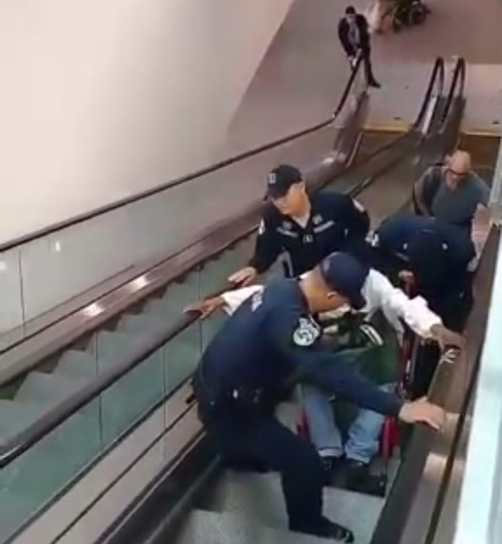 Usuario en silla de ruedas tuvo que subir a estación del Metro ayudado por policías