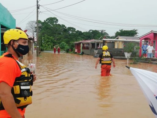 MOP intenta reabrir vías en 60 puntos, tras intensas lluvias