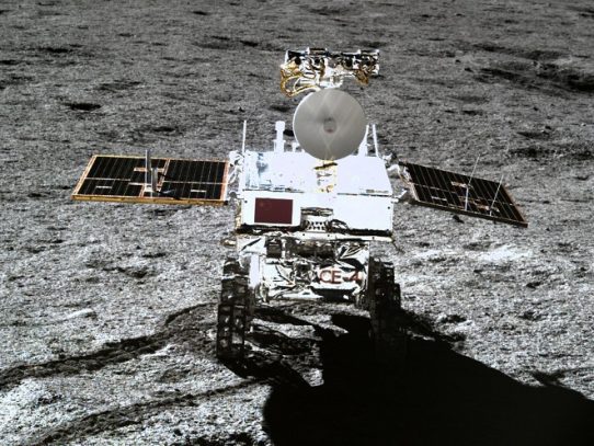 Sonda china habría descubierto minerales del subsuelo lunar