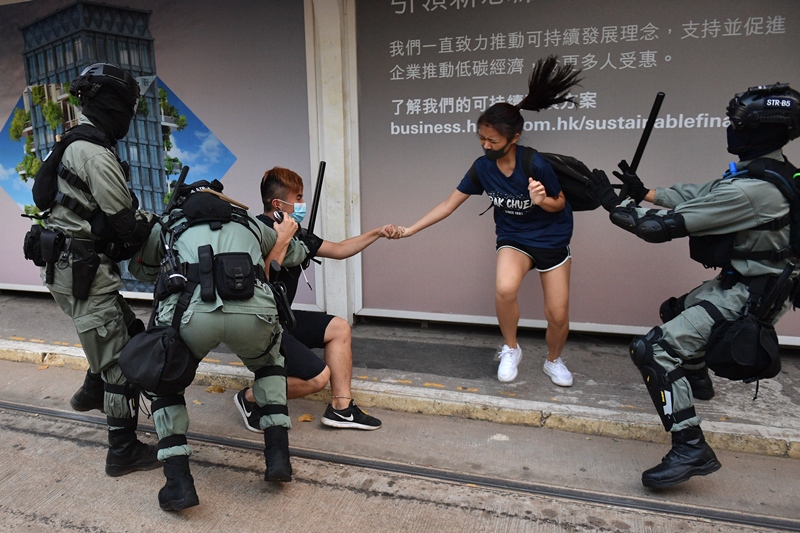 Gobierno de Hong Kong condena revueltas y dice que la población está "asustada"
