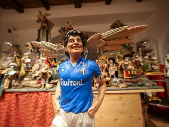 El Nápoles homenajea a Maradona ante la Lazio en el regreso de Sarri
