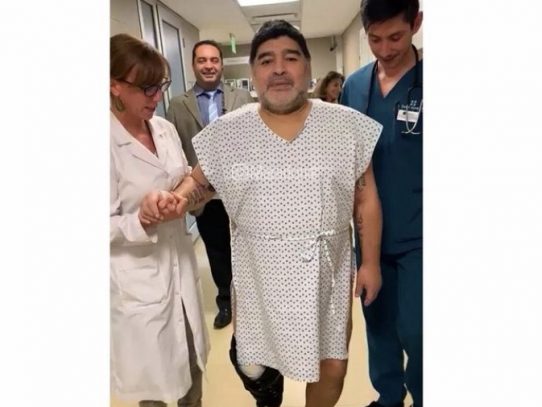 Maradona reaparece en Instagram tras cirugía en su rodilla derecha