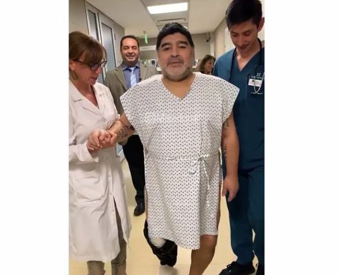 Maradona reaparece en Instagram tras cirugía en su rodilla derecha